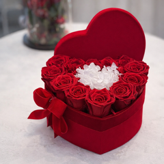 Aranjament în Cutie de Catifea cu Trandafiri Stabilizați