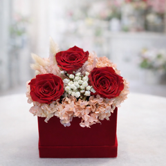 Aranjament în Cutie de Catifea - Trandafiri Stabilizați