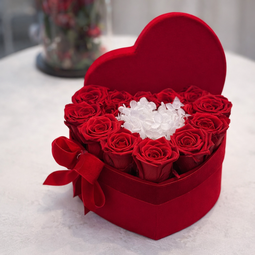Aranjament în Cutie de Catifea cu Trandafiri Stabilizați